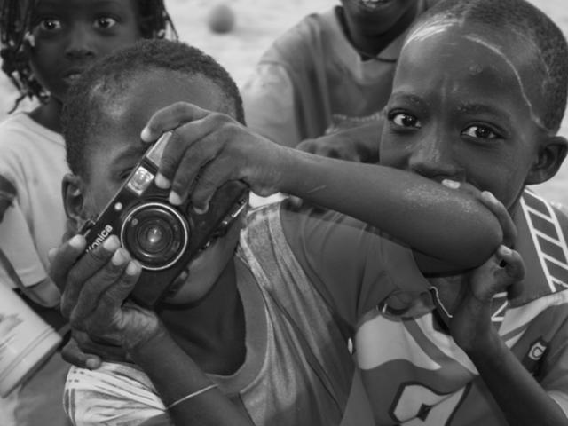 La relación entre una madre y su hijo, las miradas cómplices de unos niños y la esencia isleña de Gorée, ganadoras del I Concurso Fotográfico ‘Objetivo África’