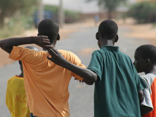 La relación entre una madre y su hijo, las miradas cómplices de unos niños y la esencia isleña de Gorée, ganadoras del I Concurso Fotográfico ‘Objetivo África’
