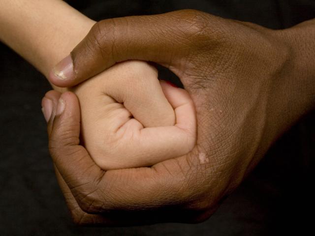 La relación entre una madre y su hijo, las miradas cómplices de unos niños y la esencia isleña de Gorée, ganadoras del I Concurso Fotográfico ‘Objetivo África’