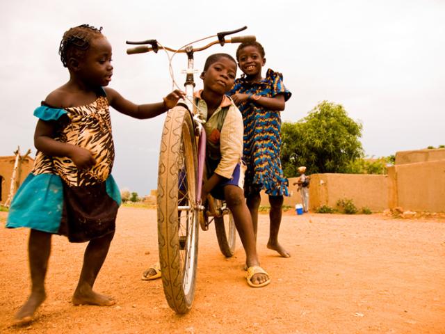 La relación entre una madre y su hijo, las miradas cómplices de unos niños y la esencia isleña de Gorée, ganadoras del I Concurso Fotográfico ‘Objetivo África’