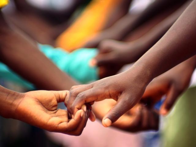La relación entre una madre y su hijo, las miradas cómplices de unos niños y la esencia isleña de Gorée, ganadoras del I Concurso Fotográfico ‘Objetivo África’