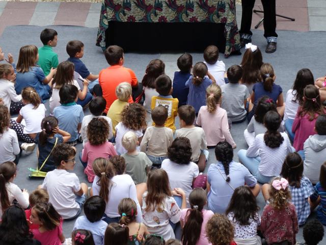 Los cuentos de Boniface Ofogo llenan el patio de Casa África