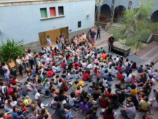 Los cuentos de Boniface Ofogo llenan el patio de Casa África