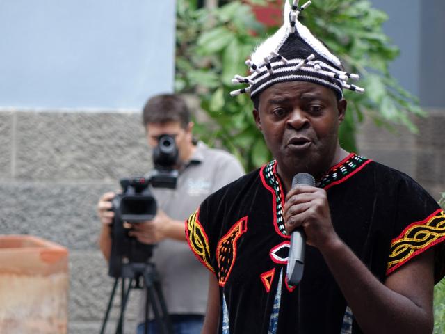 Los cuentos de Boniface Ofogo llenan el patio de Casa África