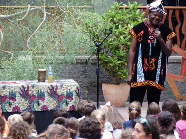 Los cuentos de Boniface Ofogo llenan el patio de Casa África
