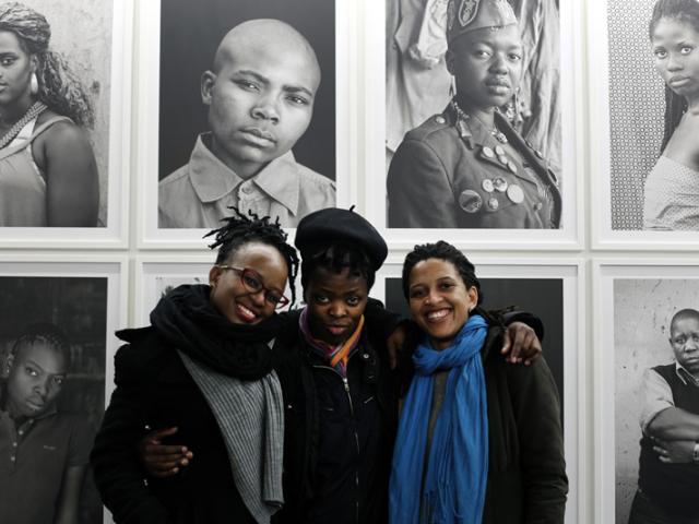 La obra de la fotógrafa sudafricana Zanele Muholi llega a Francia con una exposición producida por Casa África