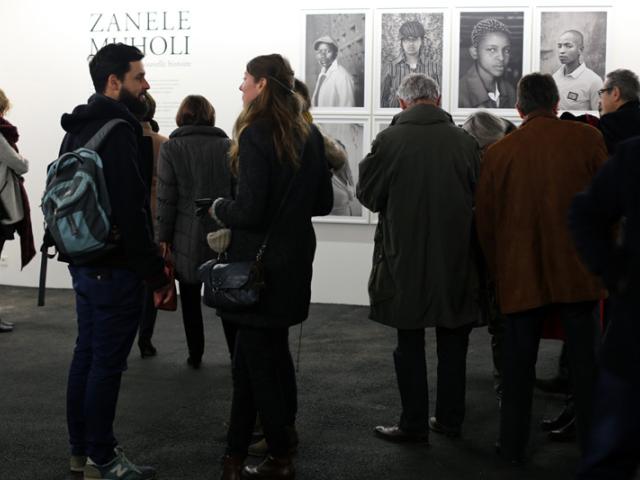 La obra de la fotógrafa sudafricana Zanele Muholi llega a Francia con una exposición producida por Casa África