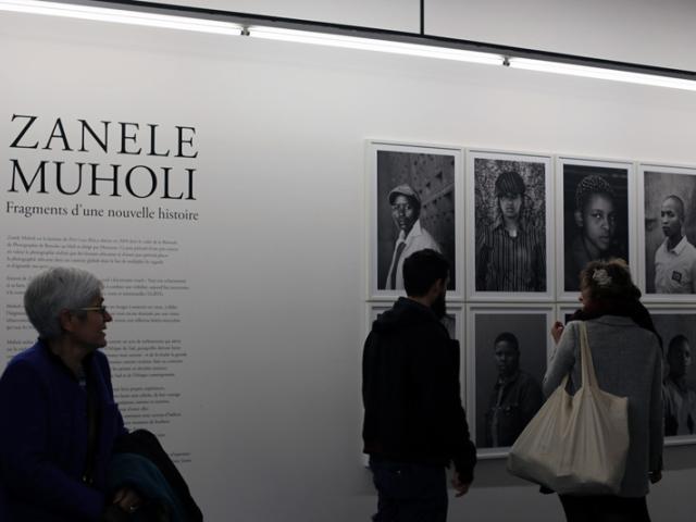 La obra de la fotógrafa sudafricana Zanele Muholi llega a Francia con una exposición producida por Casa África