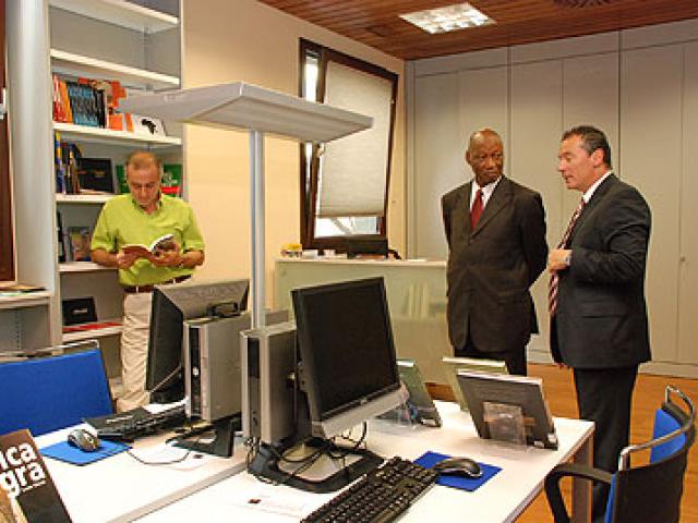 El historiador Djibril Tamsir Niane visita Casa África