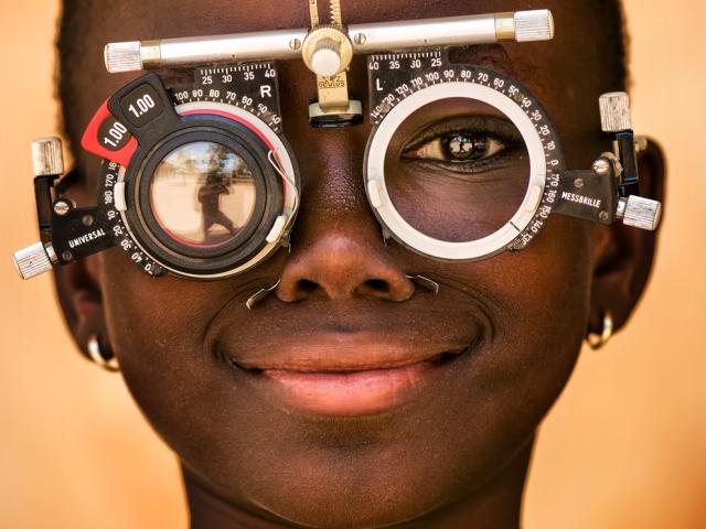 Una imagen en blanco y negro de niños disfrutando en una cascada gana el concurso "Objetivo África"