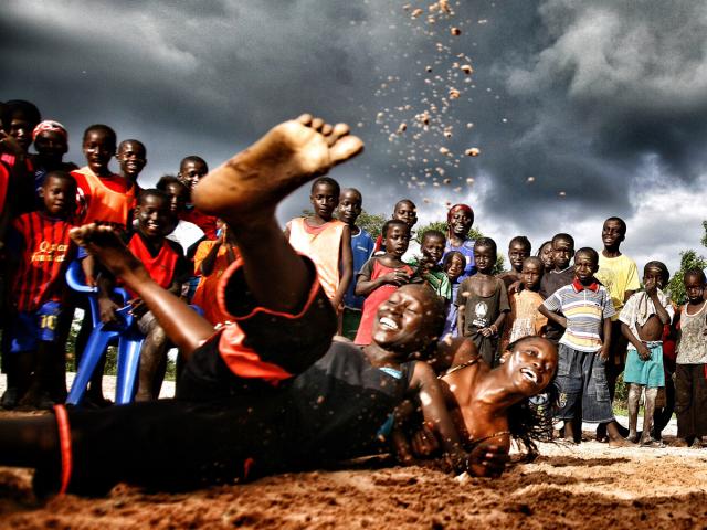 Una imagen en blanco y negro de niños disfrutando en una cascada gana el concurso "Objetivo África"