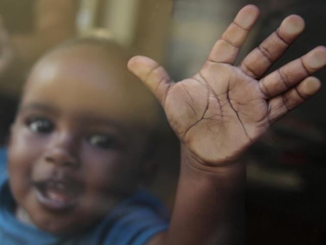 Una imagen en blanco y negro de niños disfrutando en una cascada gana el concurso "Objetivo África"