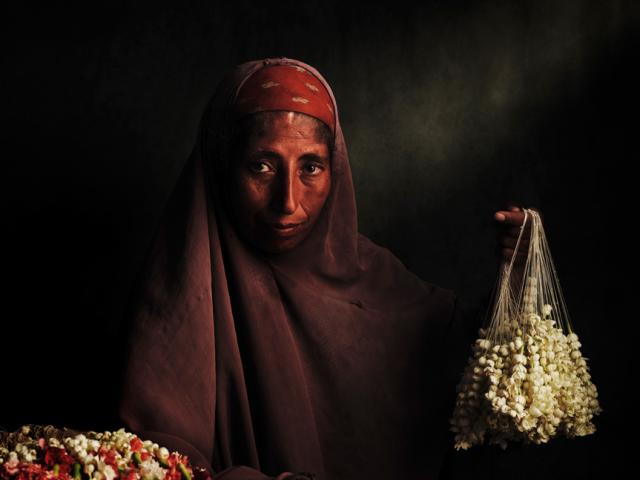 El retrato de una vendedora de jazmines egipcia gana «Objetivo África»