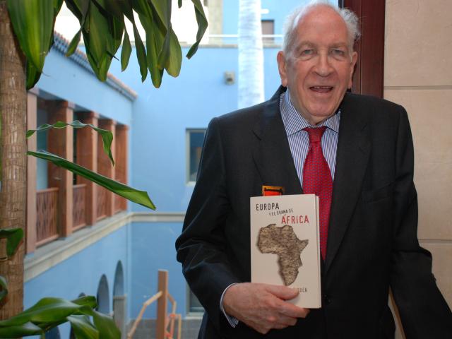 Carlos Robles Piquer presentó su libro 'Europa y el drama de África' en Casa África