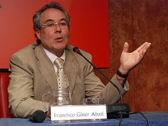 Giner Abati da una conferencia sobre su última expedición en Casa África