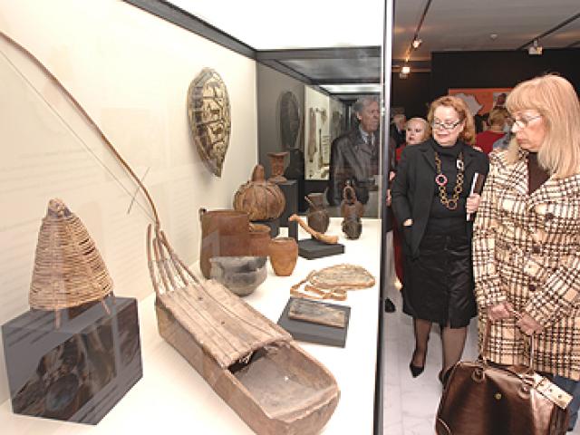 Casa África inaugura la exposición 'El Arte de Vivir: los últimos indígenas'