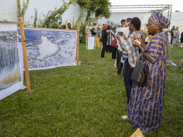 Asistentes a la inauguración en el Instituto Cervantes de Dakar ante la obra de Massow Ka (Senegal) ©Patricia Esteve