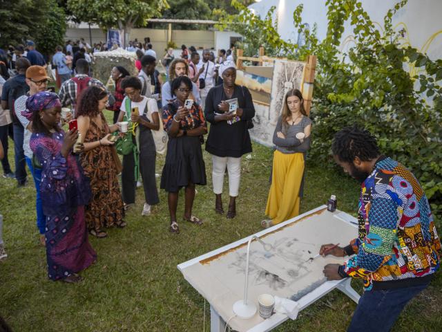 Pintura en directo del artista guineano Eusebio Nsue Nsue durante la inauguración en el Cervantes Dakar ©Patricia Esteve