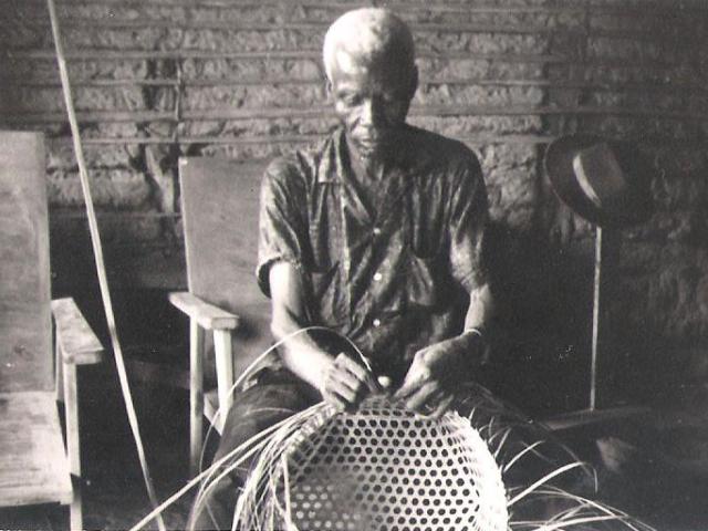5.1. Anexo nº 15, foto 09 nkoe . fabrication panier - Bruno Ngondang.