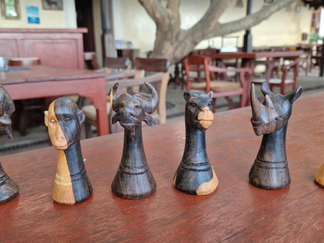 Kabila-Los totems de ébano representan a los líderes de cada poblado