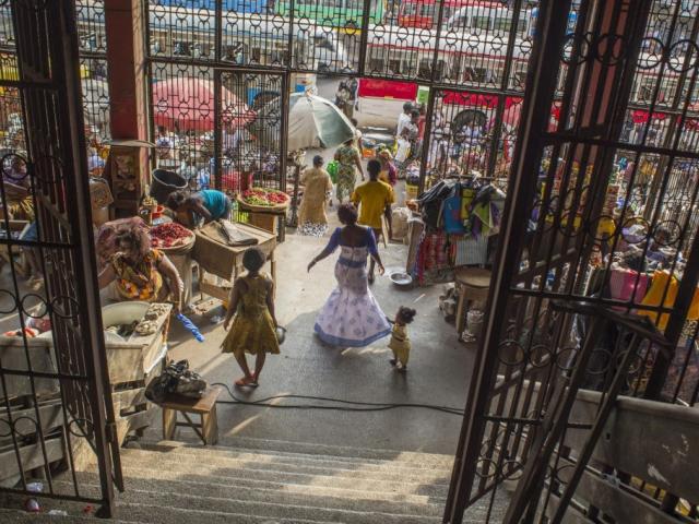 A la salida del mercado (accra, ghana)