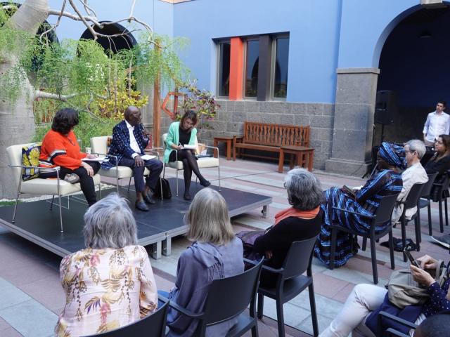 Momento de la presentación en el patio de Casa África