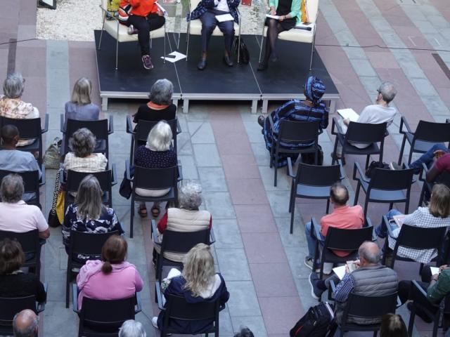 Momento de la presentación en el patio de Casa África