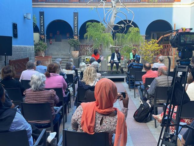 Momento de la presentación en el patio de Casa África