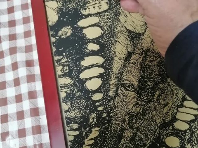 Manuel Jiménez Estupiñan nos presenta una caja con un trabajo de serigrafia