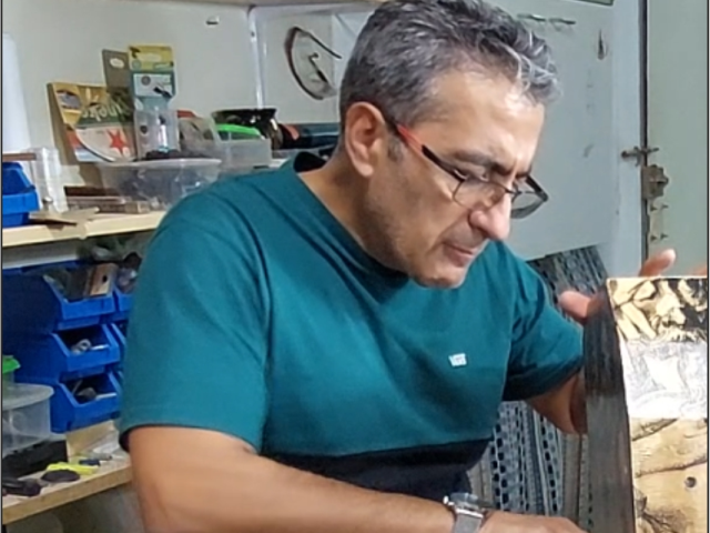 José Ramón Martín trabajando en su "quijotesca" caja