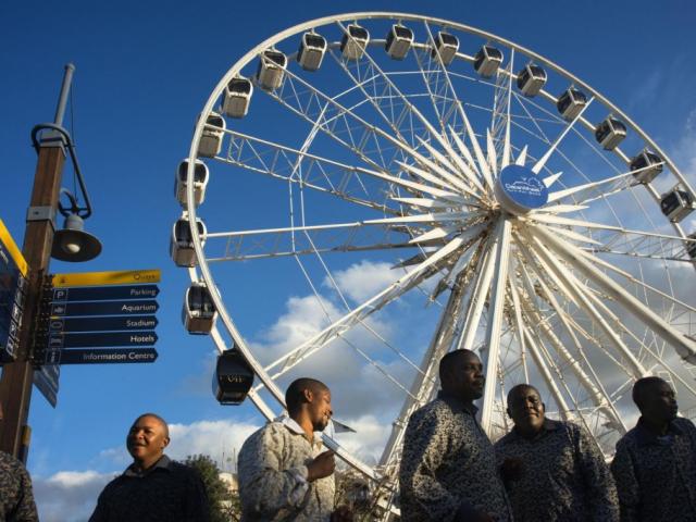 Coral junto a la noria de cape town.