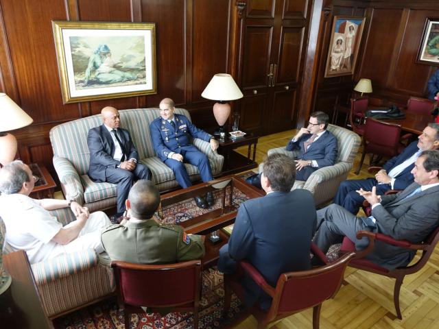 Luis Filipe Tavares con los mandos militares
