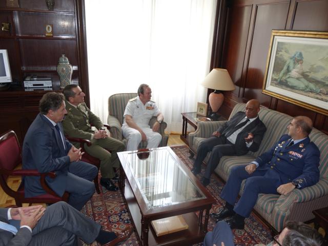 Luis Filipe Tavares con los mandos militares