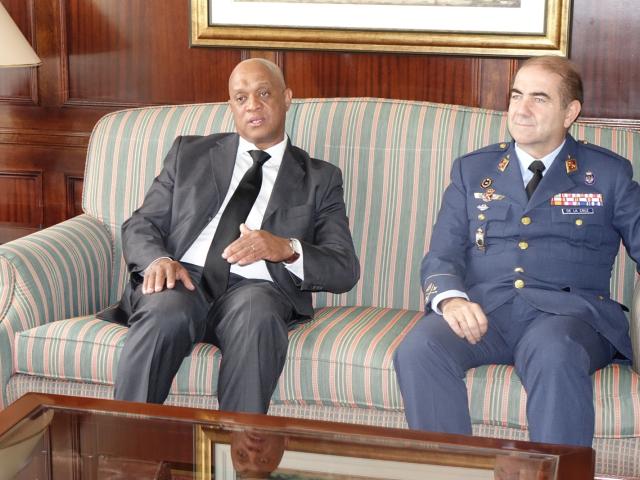 Luis Filipe Tavares con los mandos militares