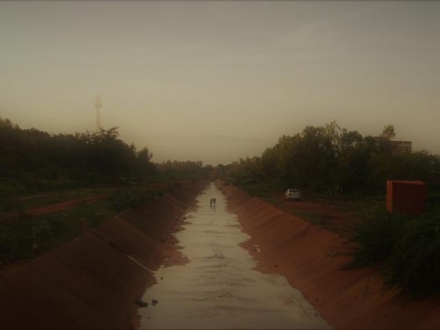 El río se llena con arroyos pequeños.