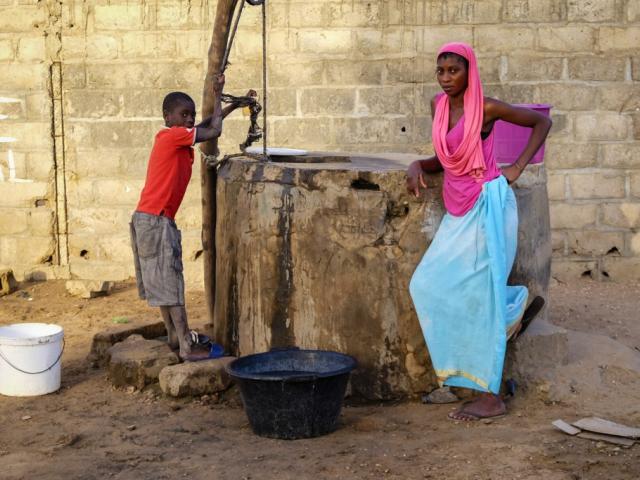 En el pozo de Saly (Senegal)