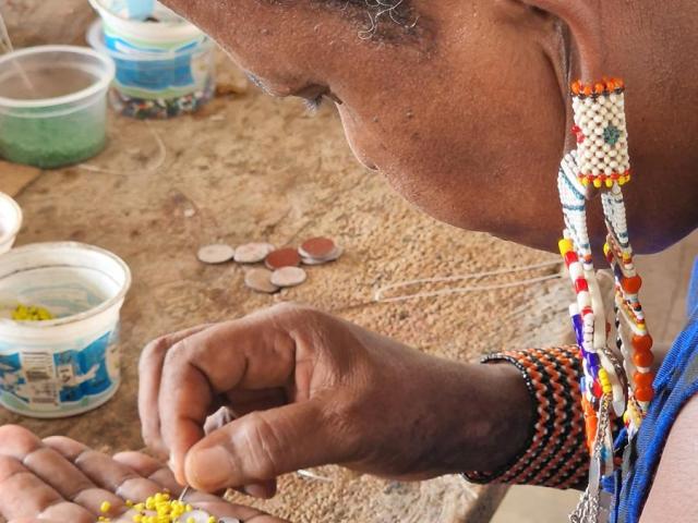 Kabila-Mujeres en Kenia elaboran las fichas artesanalmente
