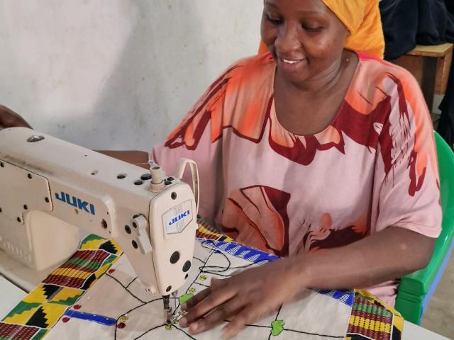 Kabila-Mujeres en Kenia elaboran el tablero con tejidos locales