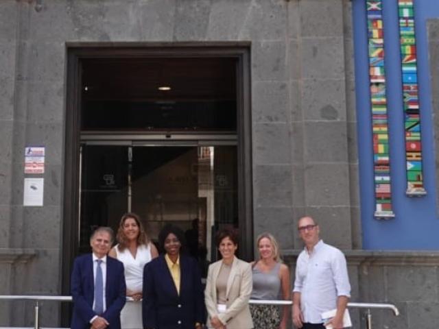 Imagen fachada de Casa África con la embajadora de Sudáfrica en España