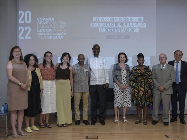 En el centro de la imagen, Ibrahim Thiaw, secretario ejecutivo de la Convención para Combatir la Desertificación de Naciones Unidas