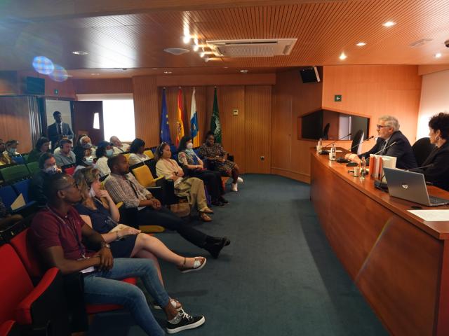 Académicos en el auditorio