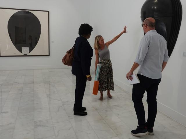 La embajadora de Sudáfrica en España visitando la exposición Afrocán en Casa África