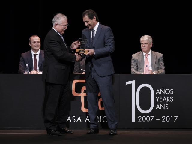 Luis Padrón entregando el premio de Diplomacia Económica a Juan Ramsden, Coordinador General de Binter