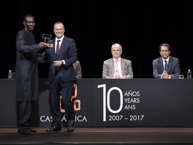 Augusto Hidalgo entregando el premio de Diplomacia Pública a Luc André, presidente de la FAAC