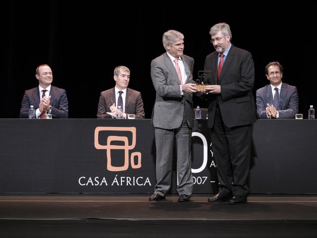 Alfonso Dastis entregando el premio de Diplomacia Digital a Jaime Calvera, director de Mundo Negro