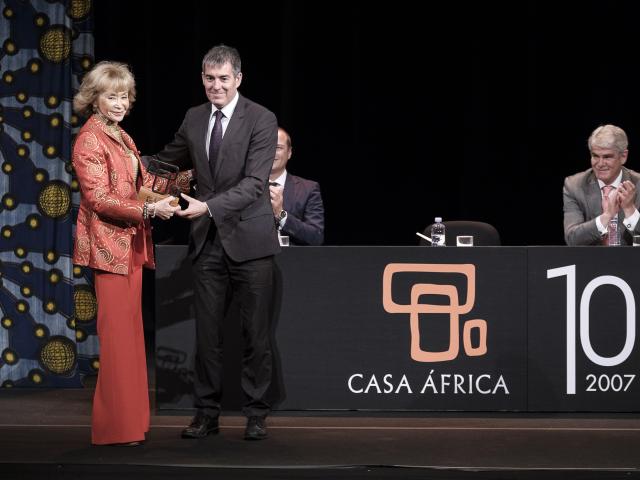 Fernando Clavijo entregando el premio de Diplomacia Pública a María Teresa Fernández de la Vega, de la Fundación Mujeres por África