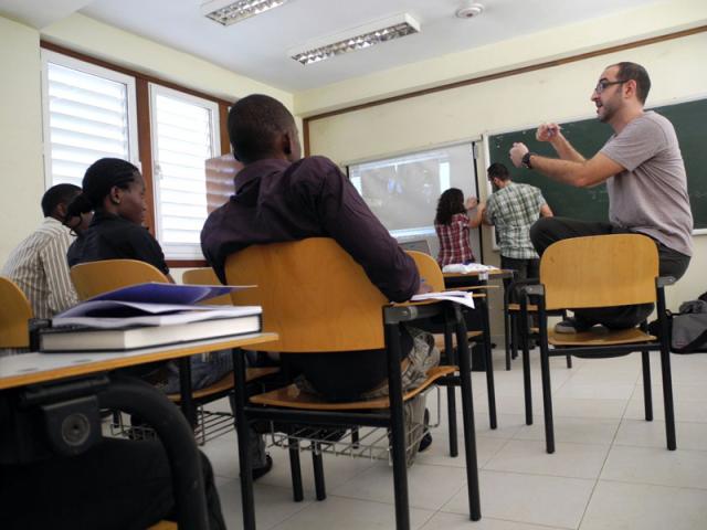 El público ecuatoguineano abarrota las salas en el estreno del II FCA de Guinea Ecuatorial