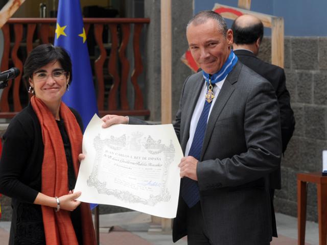 Luis Padilla recibe la Encomienda de la Orden del Mérito Civil por su trabajo en las relaciones entre España y África