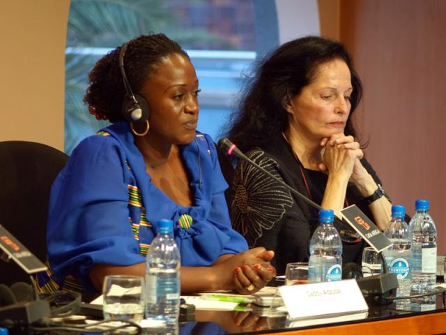 Caddy Adzuba regresa a Casa África para ver la exposición «Mujeres del Congo» y dar una conferencia con Isabel Muñoz