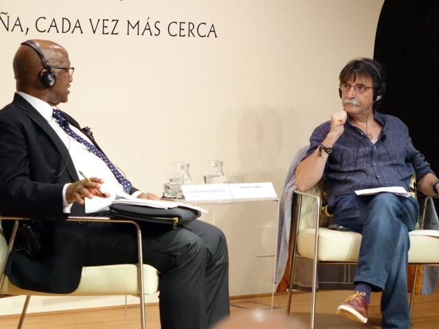 El embajador de Sudáfrica en España y el escritor Antonio Lozano dialogan sobre el país africano en Casa África